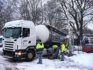 2010-02-22 BP-LKW festgefahren-gross