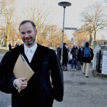 Polizei Lübeck: Trotz Bombendrohung – Richter beim Arbeitsgericht verhandelt auf Strasse weiter