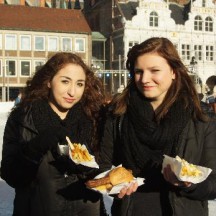 Eiszauber und herzhaft Essen bei Nihuesbernd auf dem Markt in Lübeck