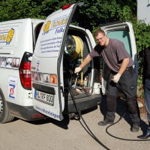 130613_59_Berufseinstieg_Falkenhagen Christian Geppert (rechts, Prokurist der Rohrreinigung Falkenhagen GmbH & Co) ist sehr zufrieden mit seinem Mitarbeiter Kevin Renner, der auch schon alleine zu Einsätzen fährt