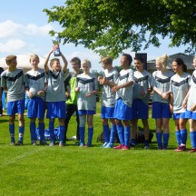 Die Konfirmierten der Kirchengemeinde Ottensen mit dem Nordkirchen-Wanderpokal, Copyright: Kay Neahnung
