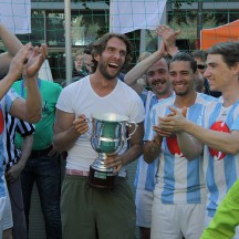 Das Team „Jugend hilft Jugend“ aus Hamburg feiert seinen Meistertitel.