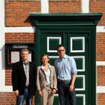 Stellten am 27.08. das Projekt in der Kirche St. Nicolai vor: Martin Waltsgott, Pastor der Kirchengemeinde St. Nicolai zu Altengamme, Marion Köhler, Metropolregion Hamburg, Jochen Strauch, Thalia Theater (v.l.n.r.)