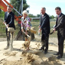 Foto: LGE / LGE-Geschäftsführer Robert Erdmann (links) und Volker Bruns (rechts) sowie Schwerins Oberbürgermeisterin Angelika Gramkow und Baustaatssekretär Dr. Stefan Rudolph (Mitte) vollzogen feierlich den ersten Spatenstich.