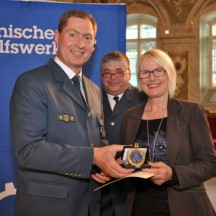 Für ihre langjährige Förderung und Unterstützung erhielt die Lübecker Bundestagsabgeordnete Gabriele Hiller-Ohm (SPD) vom Landesbeauftragten Dierk Hansen (links) und Lübecks Ortsbeauftragten Rainer Mahn die THW-Ehrenplakette. Foto: THW-Ortsverband Lübeck