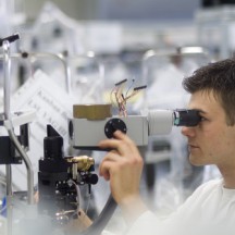 Fertigung von ZEISS Spaltlampen in Jena Production of ZEISS slit lamps in Jena