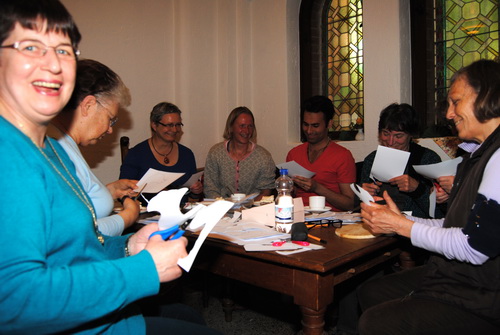 Freuen sich auf den Pfingstgottesdienst: Pastorin Margrit Kehring-Ibold (Mitte) und Gemeindemitglieder der St.-Lorenz-Kirche.
