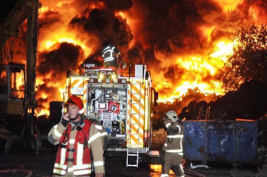 tbf240615_FeuerTausende Autoreifen_Kroeger_002