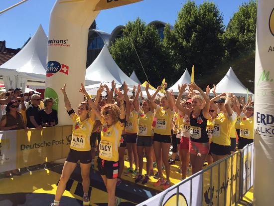 927 Ladies durch Luebecks Innenstadt_003