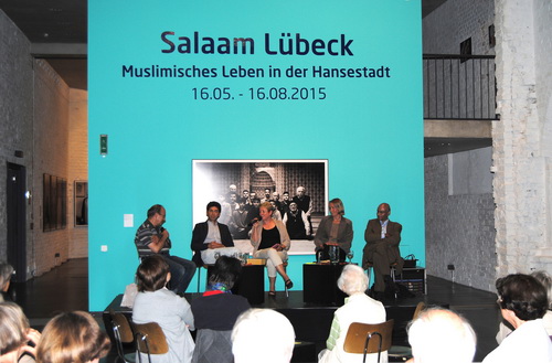 Mahir Ötün (v.l.), Prof. Dr. Rolf Verleger, Pröpstin Petra Kallies, Pastorin Margrit Kehring-Ilbold und Prof. Dr. Anand Srivastav bei der Podiumsdiskussion im St. Annen-Museum.