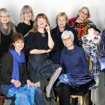 Das Foto zeigt von l.n.r.: Gunda Diercks-Elsner, Elke Sasse, Marlies Behm, Antje Peters-Hirt, Charlotte Kerner, Linde Fröhlich, Gundel Granow, Susanne Füting. Kleid: Henriette K. Foto: Anja Doehring, Lübeck