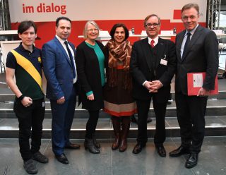 FotoLübecker Muslime diskutieren im Bundestag - Im Rahmen der Konferenz „Muslime in Deutschland – Wege zu gerechter Teilhabe“ diskutierte die SPD-Bundestagsfraktion in dieser Woche mit Vertreterinnen und Vertretern der muslimischen Gemeinschaft über gesellschaftliche Teilhabe in Deutschland.