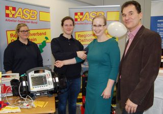 Am Stand des ASB erfuhr man nicht nur etwas über die Ausbildung zum Notfallsanitäter/in. Hier wurde von Rebecca Snedker bei Kathleen Wieczorek und Stefan Vieck auch der Blutdruck gemessen.