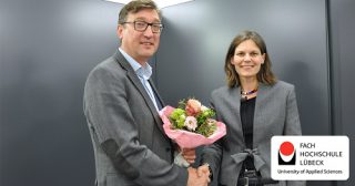 Foto (FH Lübeck): FH-Präsidentin Dr. Muriel Helbig gratuliert dem frisch gewählten Vizepräsidenten Prof. Dipl.-Ing. Frank Schwartze 