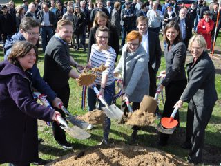 Foto: (FH Lübeck): Endlich: v.r.: Ministerin Kristin Alheit, FH-Präsidentin Muriel Helbig, Leiterin Bauabt. Arieta Jahnke, StuPa-Präsidnetin Kathrin Emme, AStA-Vorsitz Martin Henze, GMSH Geschäftsführer Frank Eisoldt und FH Kanzlerin Irene Strebl 