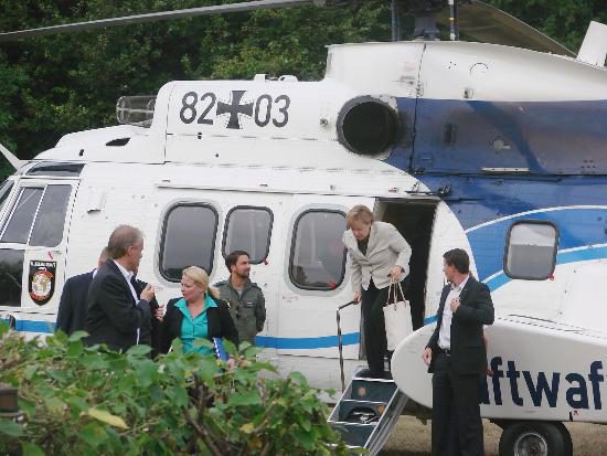 tbgf150813_Merkel-Hubschrauber-Kroeger_003