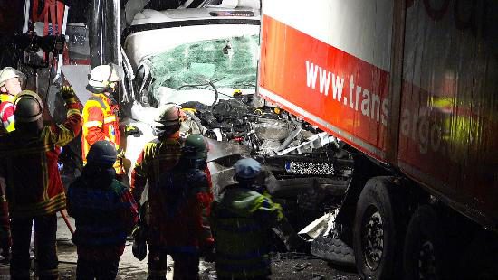 tbf111217_LKWs-Unfall_Nyfeler_001