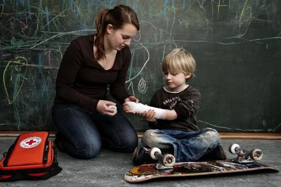 EH_Kind_DRK_FSiewert_2010_Prellung_Verstauchung (Medium)